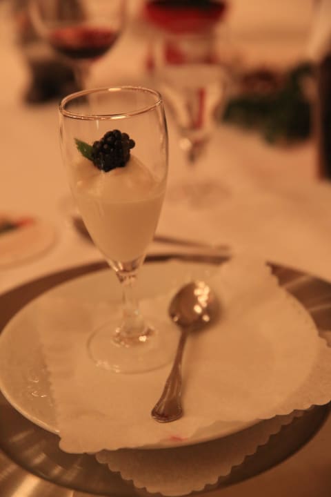 Gang 4 - Akazien-Honig-Sorbet mit Brombeertopping Landgasthof Zum Jossgrund