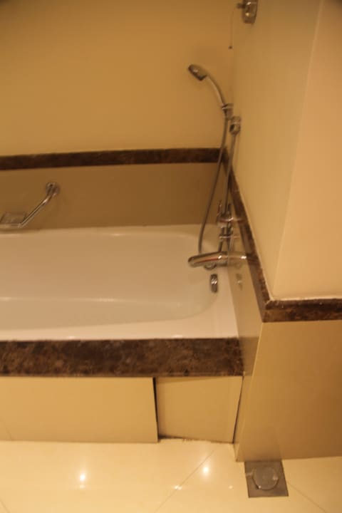 Detail odloupnuté dlažice v koupelně. Le Meridien Ile Maurice