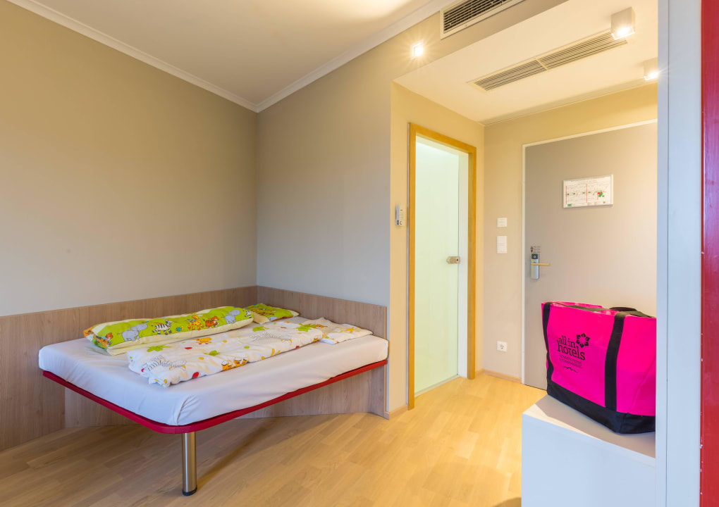 Wickeltisch im Familienzimmer All In Red Thermenhotel