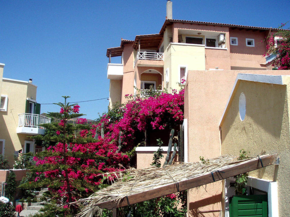 Überwachsener Balkon im Raum B3 Ormos Atalia Village