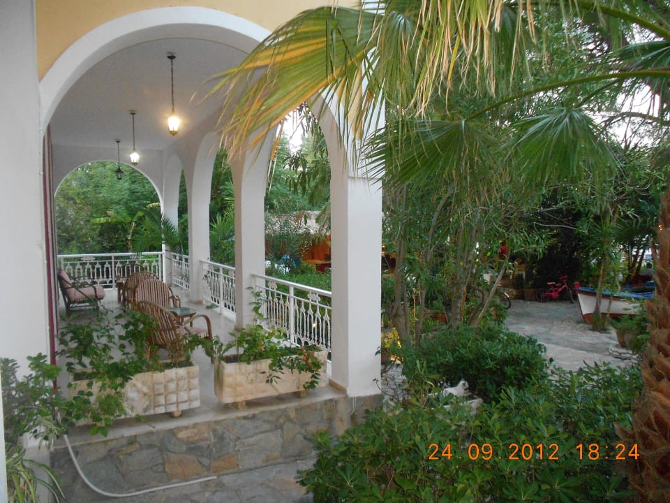 Mit Außenterrasse der Frühstücksbar Porto Koukla Beach