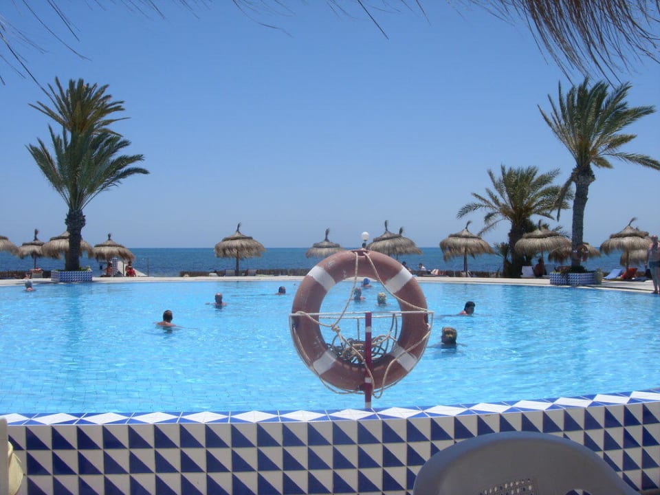 kleiner runder Salzwasser Pool direkt am Meer Hotel El Mouradi Djerba Menzel