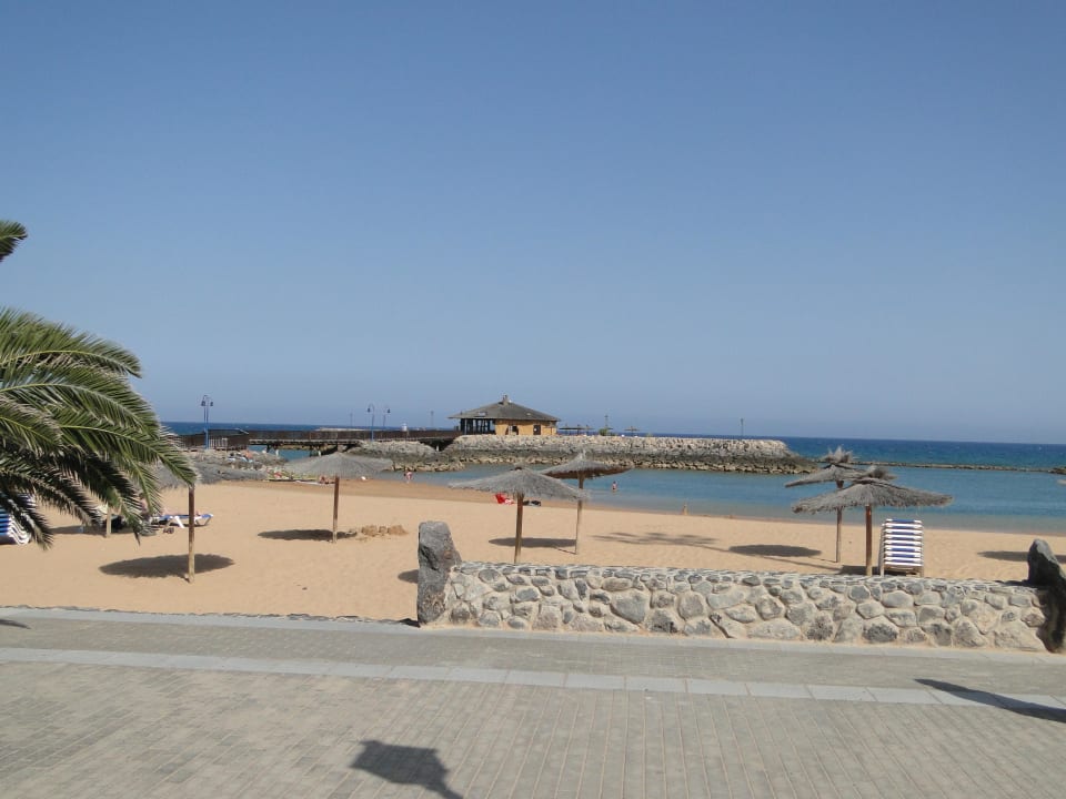 Widok na plażę przy wyjściu z hotelu Elba Carlota Beach & Golf Resort