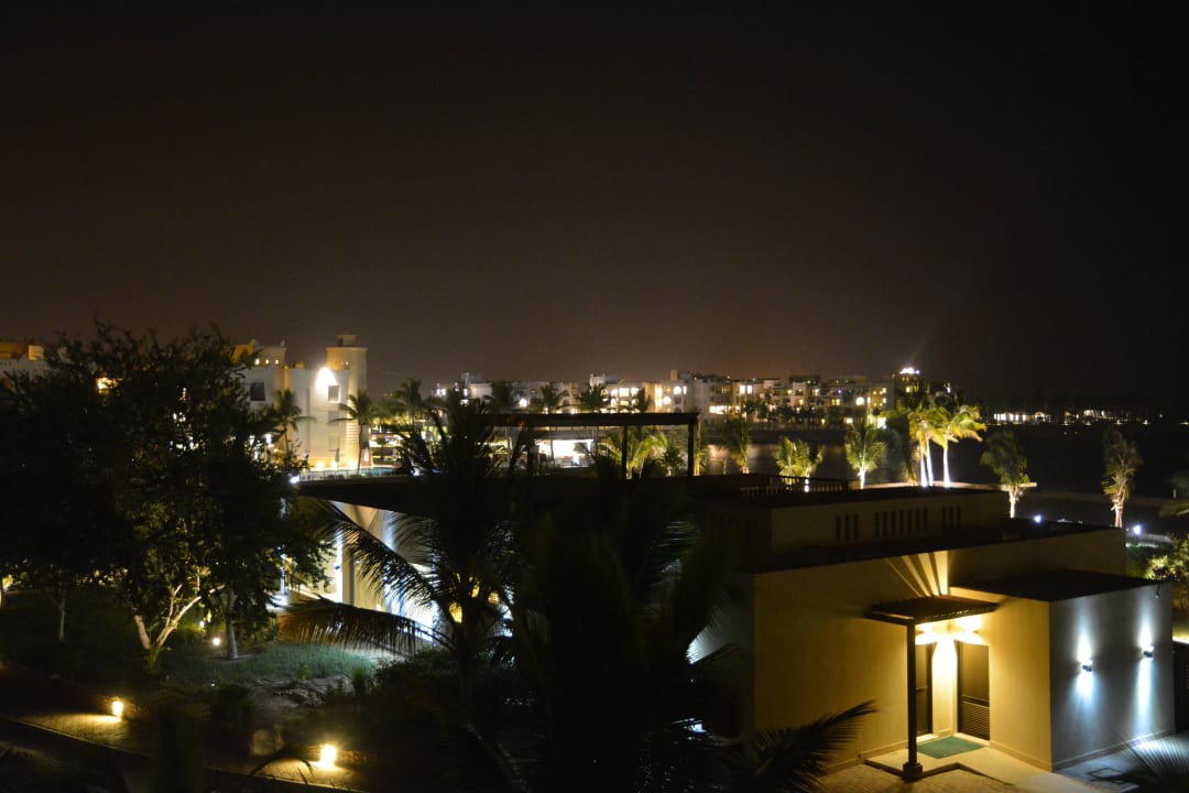 Blick auf die Hotel- und Poolanlage Salalah Rotana Resort