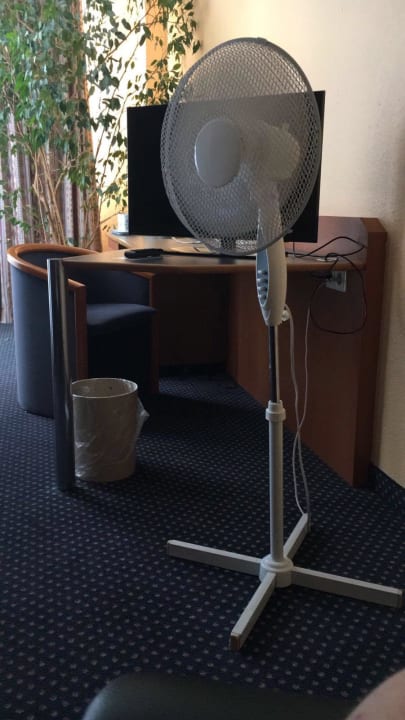 Schreibtisch und Ventilator eXo Square Hotel Heidelberg-Schwetzingen