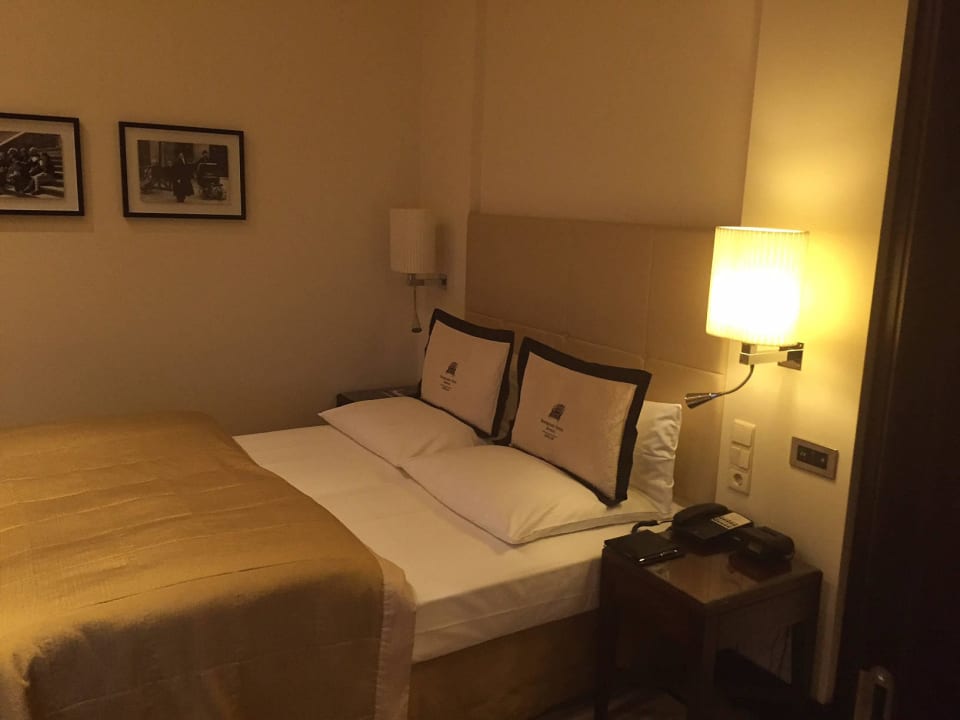 Doppelbett mit sehr schöner Bettwäsche Hotel Adlon Kempinski Berlin