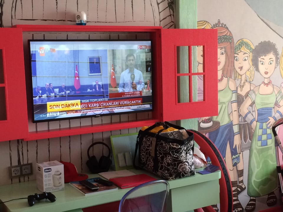 Dual-Screen-TV The Land of Legends Kingdom Hotel