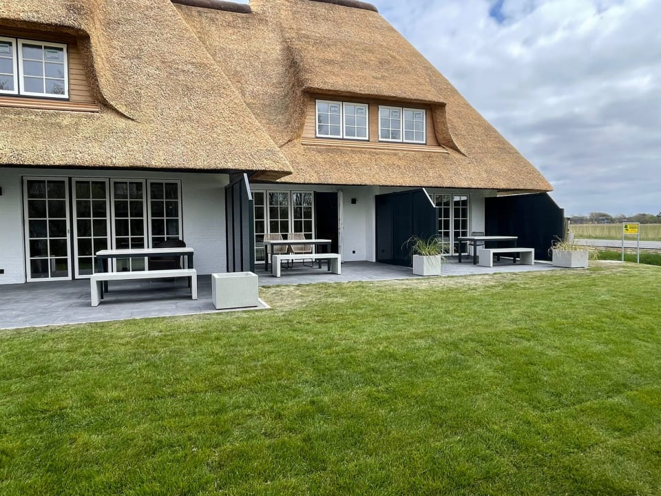 Außenansicht Hotel Reetdachhaus Gräftendiek Drei