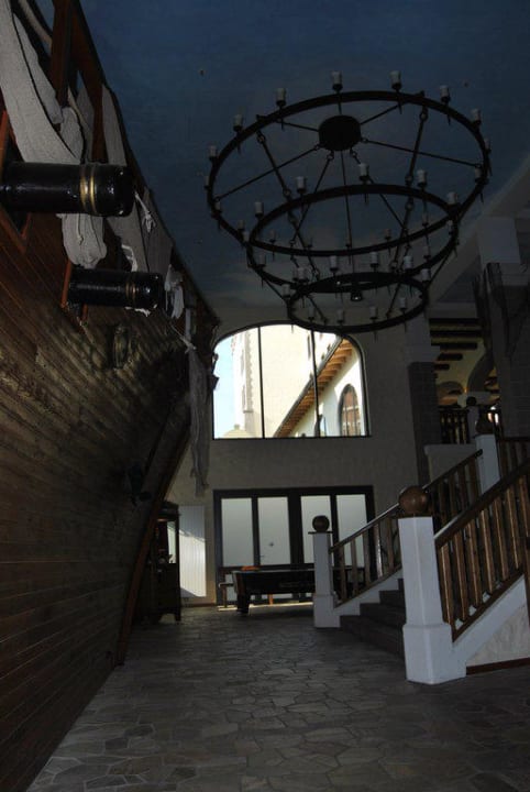 Unterer Eingangsbereich Heide Park Abenteuerhotel