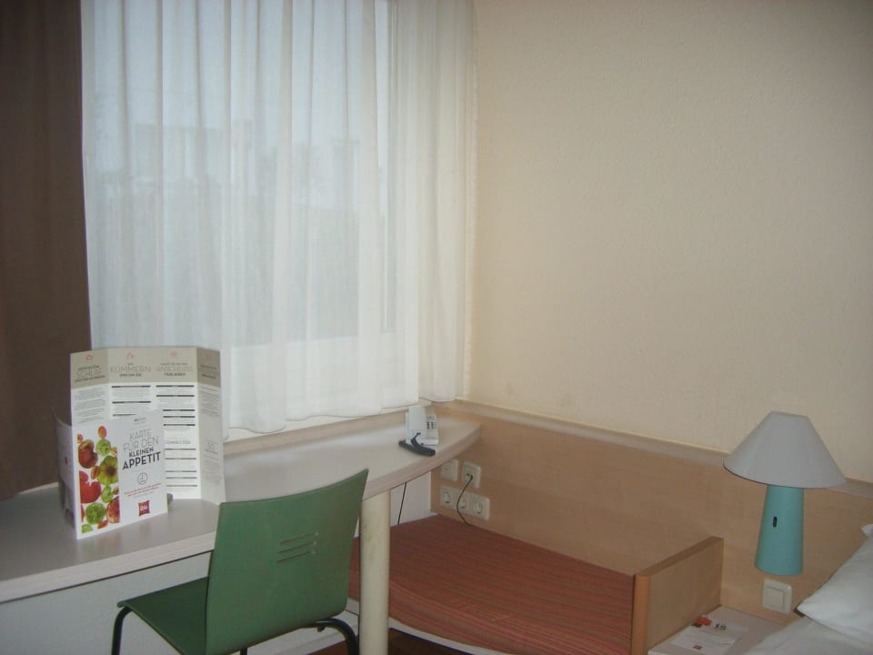Schreibtisch und Ablage Hotel Ibis Düsseldorf Hauptbahnhof
