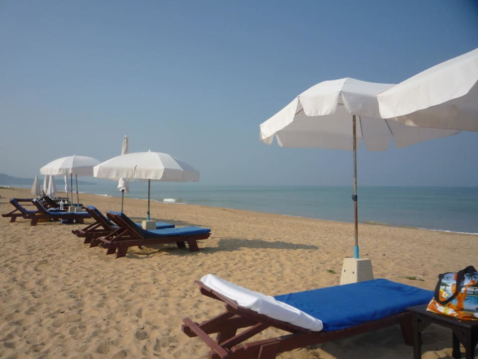 Ausblick auf die Liegen am Strand Khaolak Orchid Beach Resort