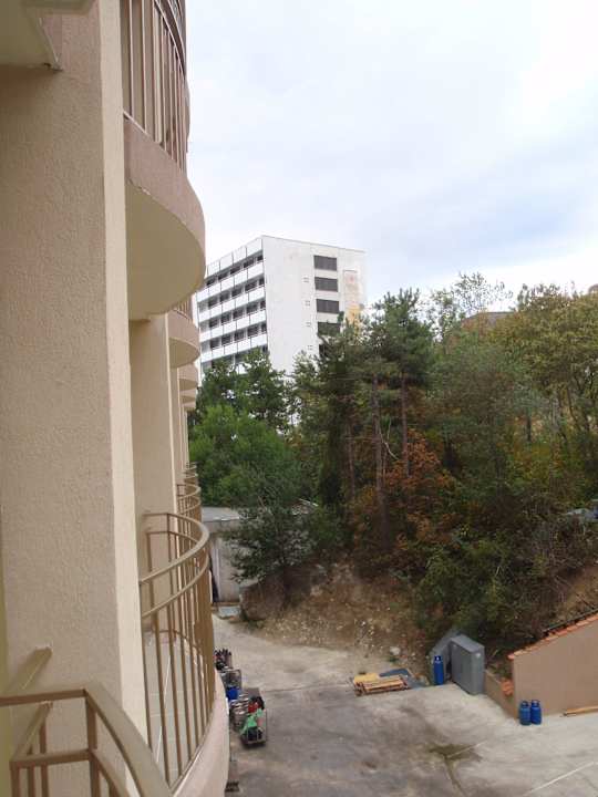 Blick vom Balkon (Landseite) Vemara Beach