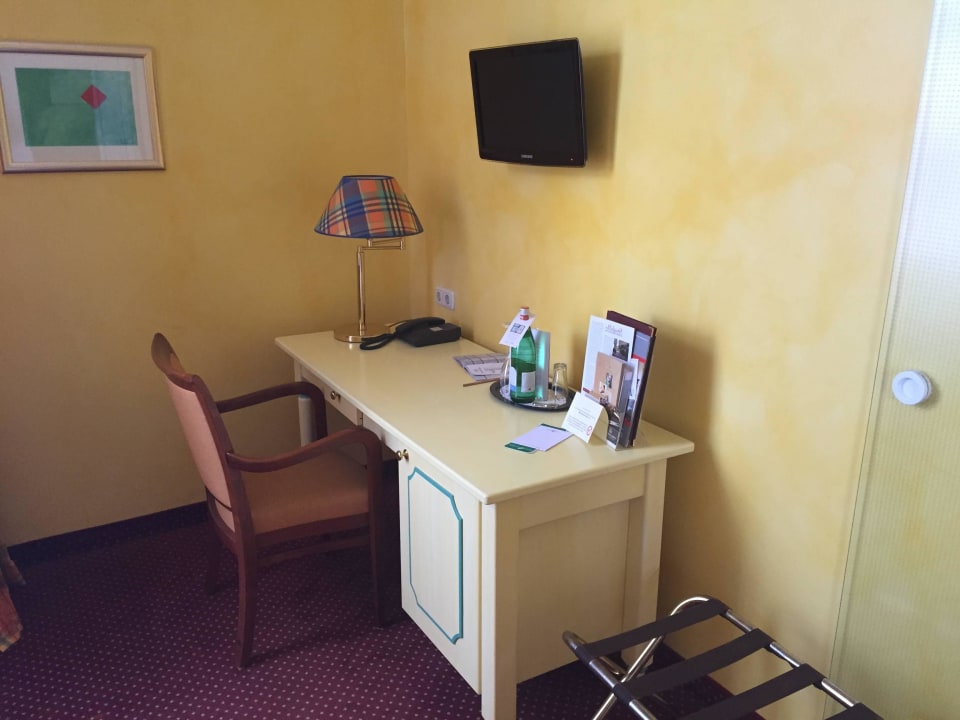 Blick im Zimmer auf den Schreibtisch DORMERO Hotel Coburg