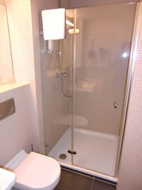 Hochmodernes, praktisches Badezimmer Vienna House Easy by Wyndham Stuttgart