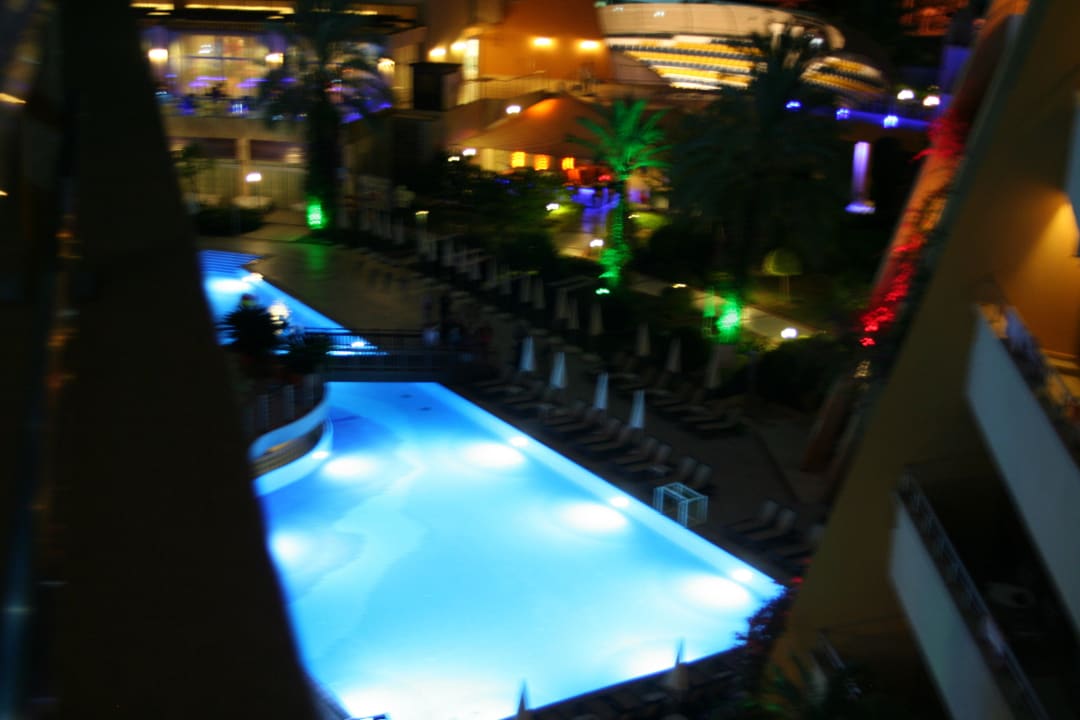 Pool bei Nacht Alaiye Resort & Spa