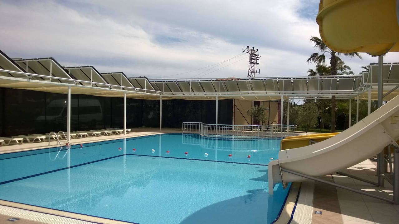 Poolbereich mit Rutsche Hotel Orfeus Park