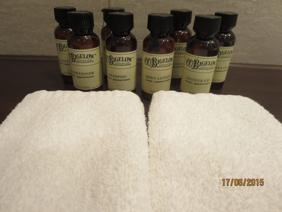 Bad mit Bade-Accessoires Hotel Mondial am Dom Cologne- MGallery