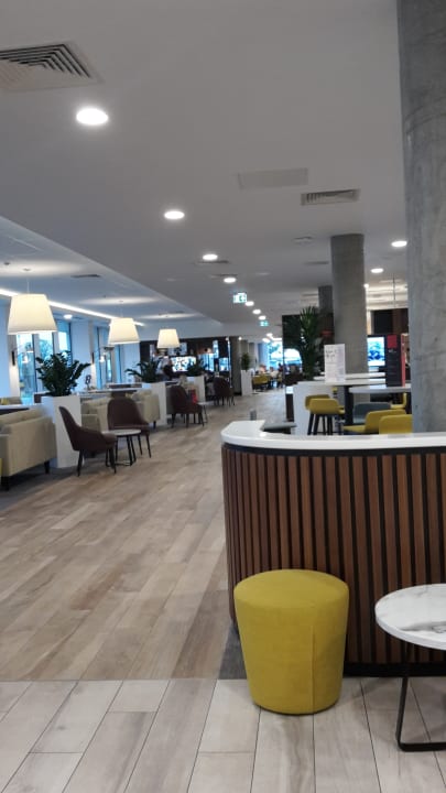 Lobby Hampton By Hilton London Stansted Airport