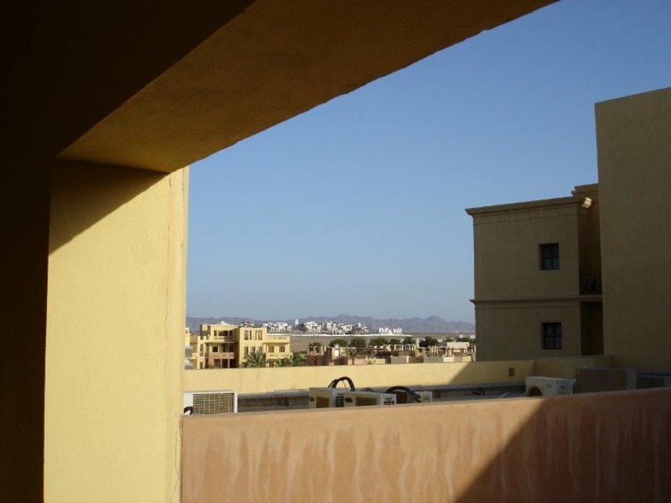 Blick vom Balkon über die Dächer Hotel Three Corners Ocean View prestige - Adults only