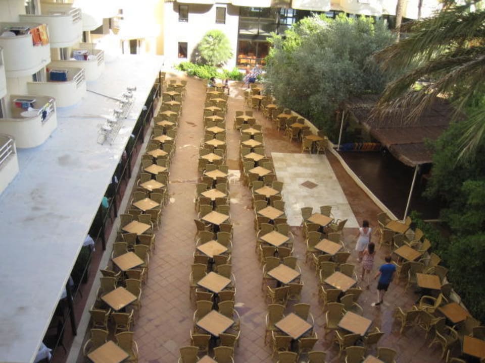 Blick vom Balkon auf die Animationsbühne Protur Palmeras Playa Aparthotel