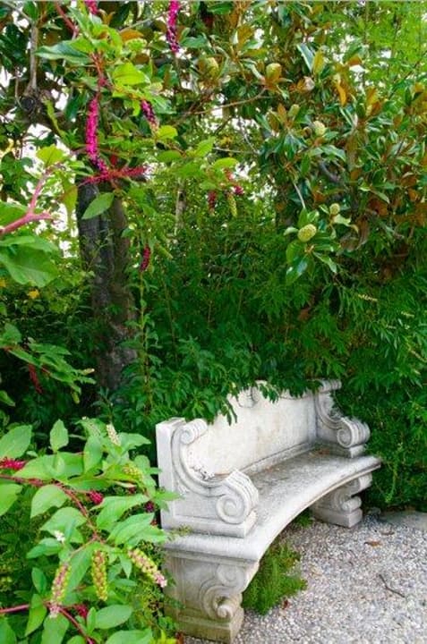 Im Garten gibt es lauschige Ecken Byblos Art Hotel Villa Amista