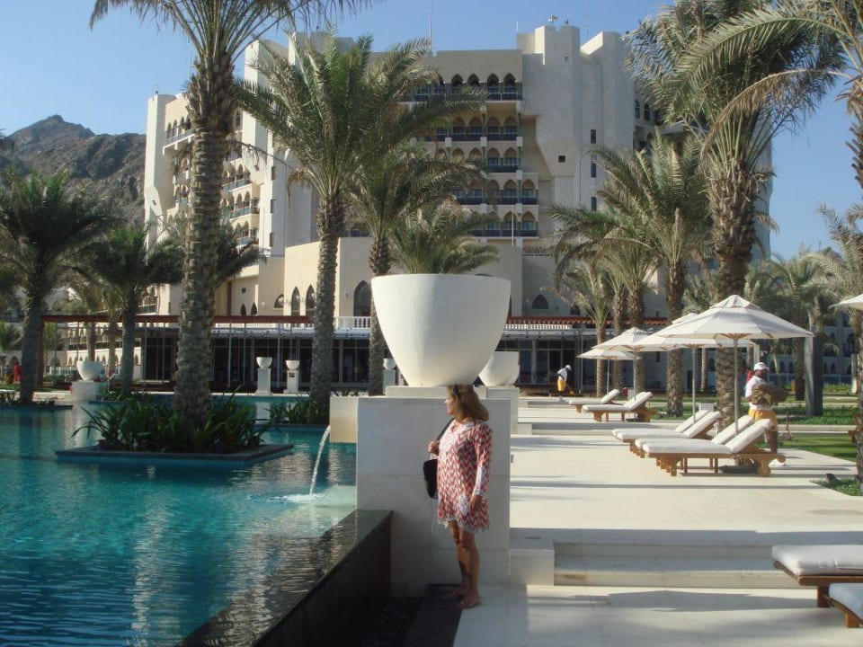 Blick vom Pool Richtung Hotel Al Bustan Palace - A Ritz-Carlton Hotel