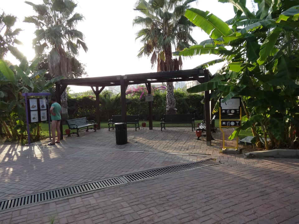 Haltestation am Strand für den Strandbus VONRESORT Golden Beach