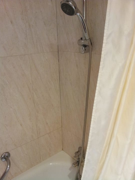 Dusche mit verkalkter Brause und def. Mischer Iberostar Waves Playa de Muro