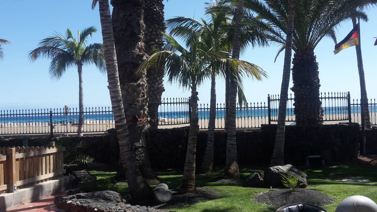 Außenansicht mit Blick zum Strand Hipotels La Geria