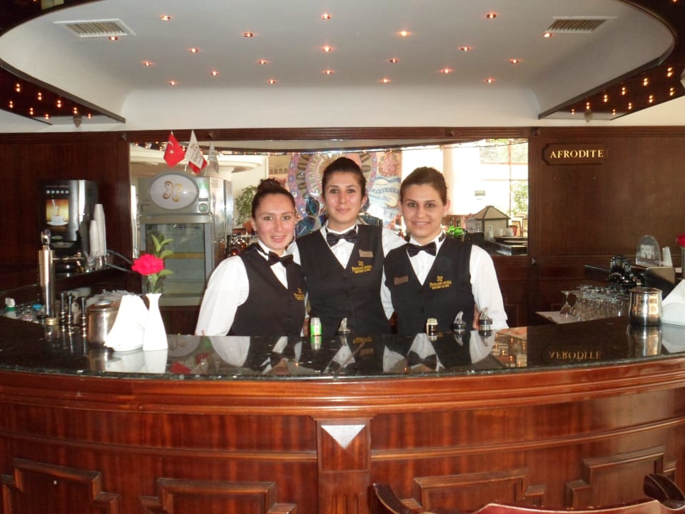 Freundliche Bedienung an der Bar Papillon Belvil