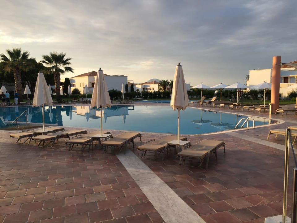 Pool am Hauptrestaurant Neptune Luxury Resort