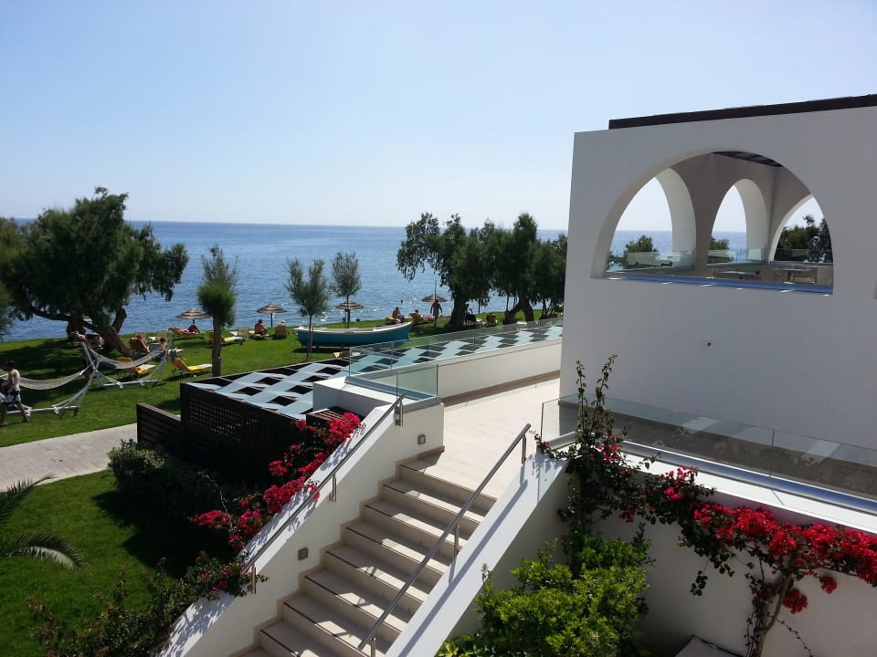 Blick vom Zimmer zur Liegewiese TUI BLUE Oceanis Beach and Spa Resort