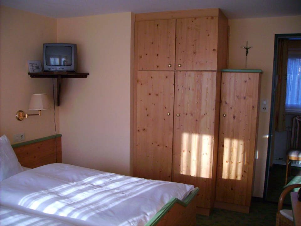 Kleiderschrank und Mini-TV Landhaus Riedl