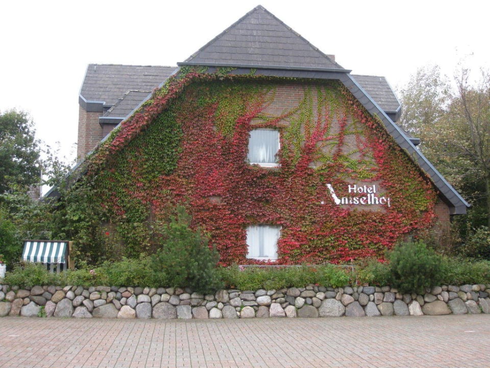 Blick auf das Hotel über den Parkplatz Hotel Amselhof