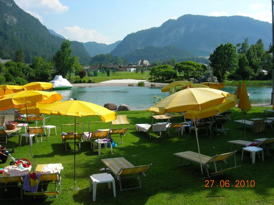 Blick über Liegewiese und See POST Family Resort