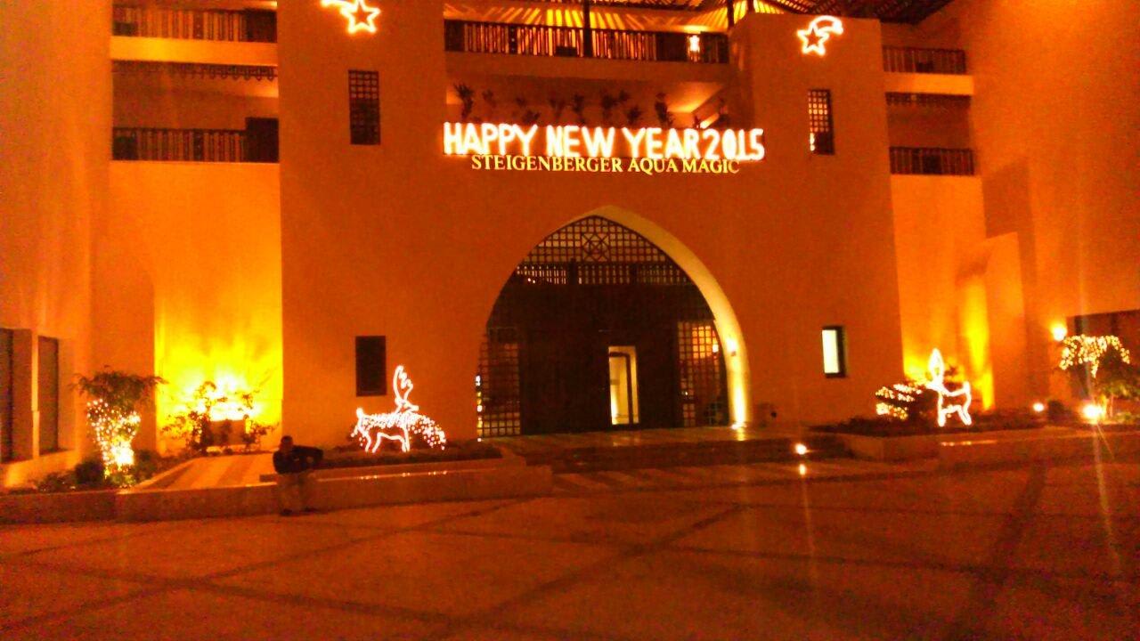 Aqua Magic Eingang bei Nacht Steigenberger Aqua Magic