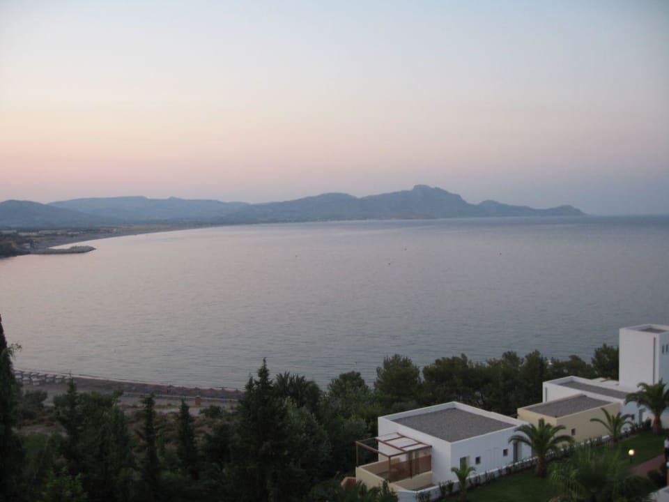 Blick von der Pool-Bar auf die Bucht Lindos Mare, Seaside Hotel