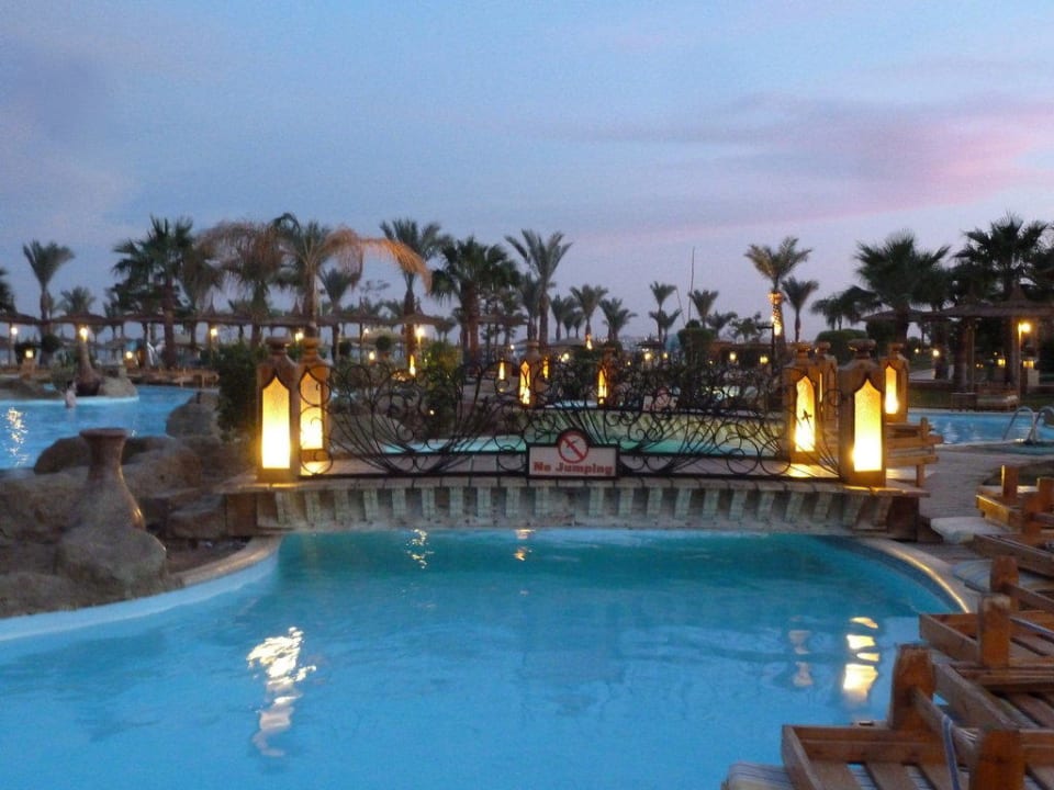 Poolanlage in der Abenddämmerung Pickalbatros Palace Resort