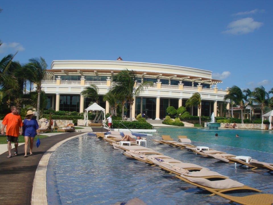 Pool mit Blick zum Hauptrestaurant JOIA Paraiso by Iberostar