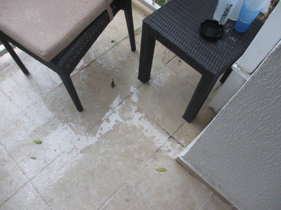 Balkon im Regen Petunya Beach Resort