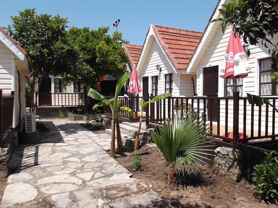 Blick auf die gemütlichen Bungalows Clover Magic Nova Beach