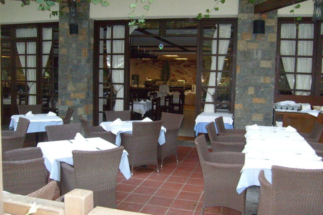 Restaurant von außen (mit großer Katzeneinlasstür) Apollonia Beach Resort & Spa