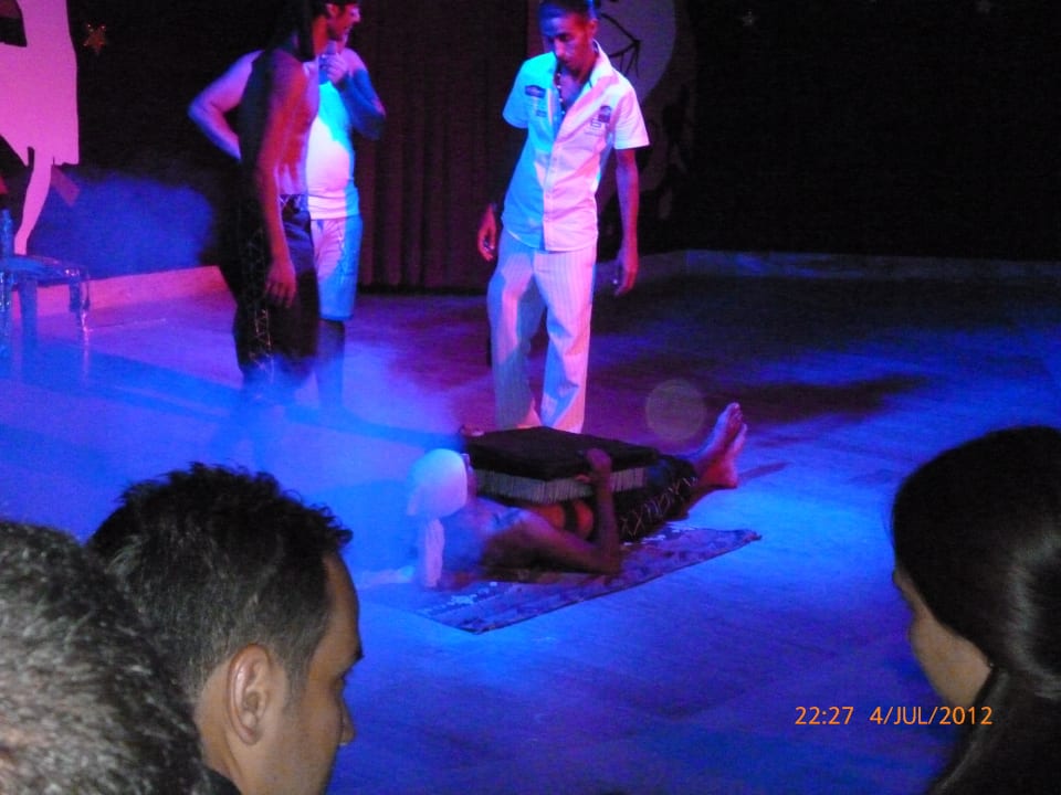Fakirshow Seaden Corolla Hotel