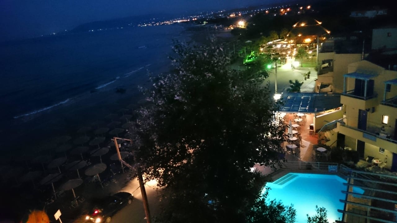 Abendlicher Ausblick von der Bar auf dem Dach Hotel Corissia Princess