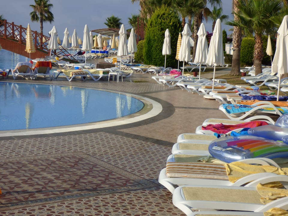 Reservierte Liegen frühmorgens Oz Hotels Incekum Beach