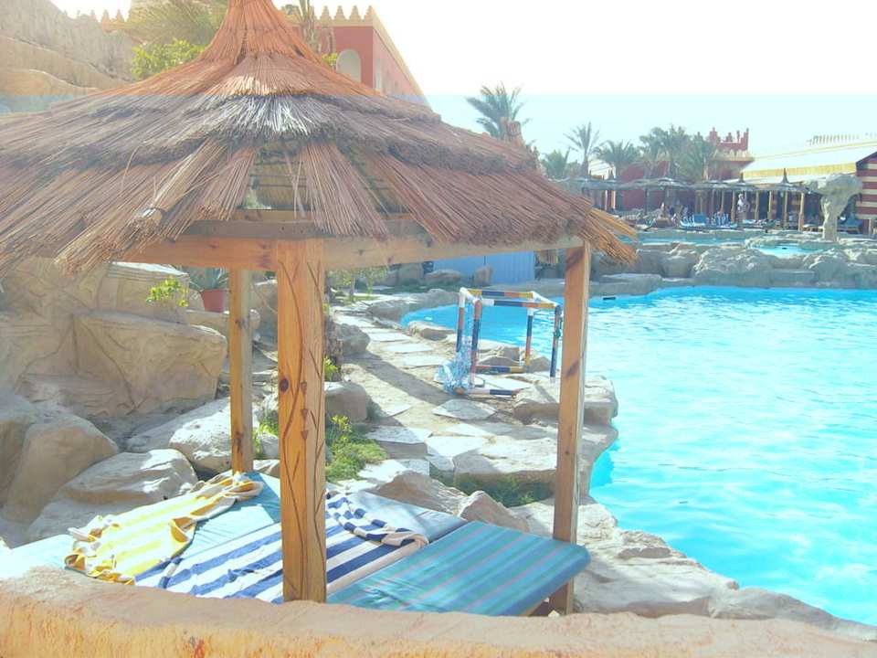 Großes Bett am Aktiv Pool Pickalbatros Alf Leila Wa Leila Resort - Neverland Hurghada