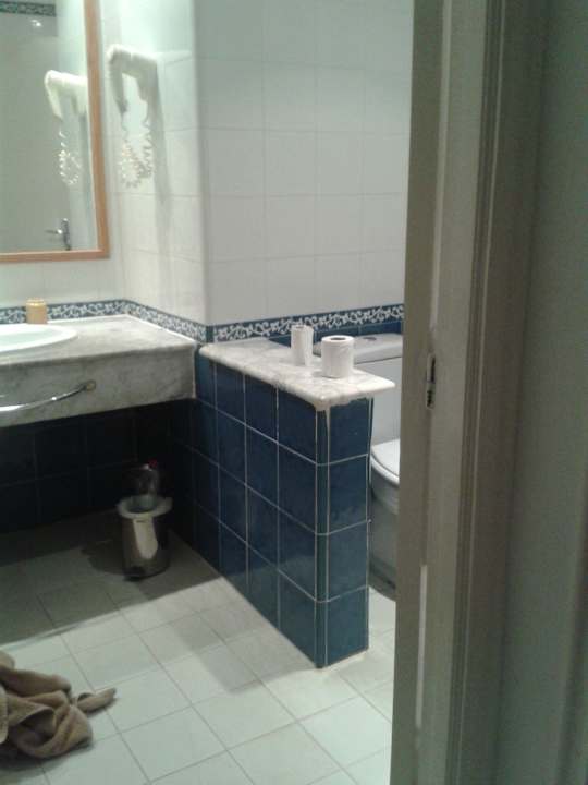 Waschbecken und Toilette Hotel Nesrine