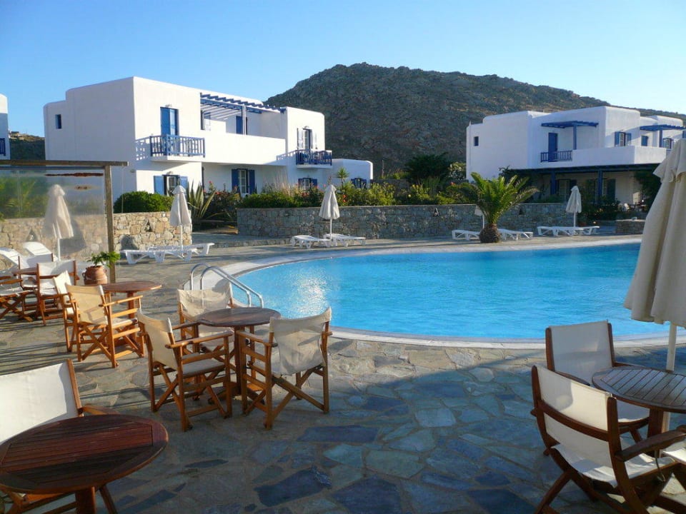 Meerwasserpool mit Poolbar Myconian Sunrise Relais & Chateaux Hotel