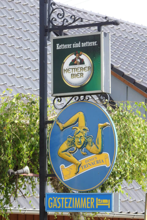 Von der Straße aus Pension Dino's Trinacria