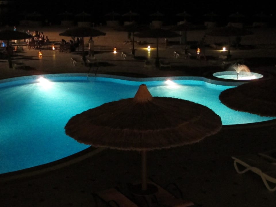 Bei Nacht Coral Sun Beach